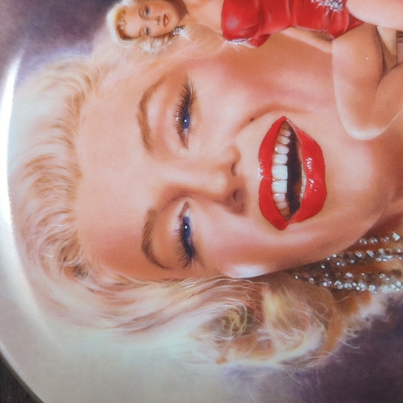 Marilyn Monroe collector plates (1995) - Picture 2 of 8
